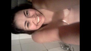 chilena gordibuena en la ducha