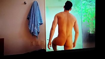 Alejandro Speitzer desnudo en "The Club" de Netflix