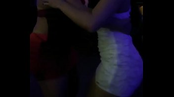 Carol Perez dançando com Brunna Soares