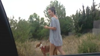 jovencita paseando al perro