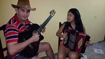 Rocio Arellano- con el pretexto de tocar acordeon, la ponen a que enseñe sus calzones en you tube para ganar likes