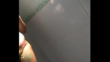 Grabando a mano limpia cuando se baña.